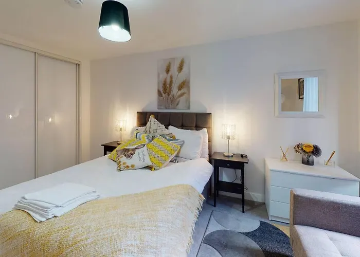 Central Balcony - 1 Bed Entire Apartment