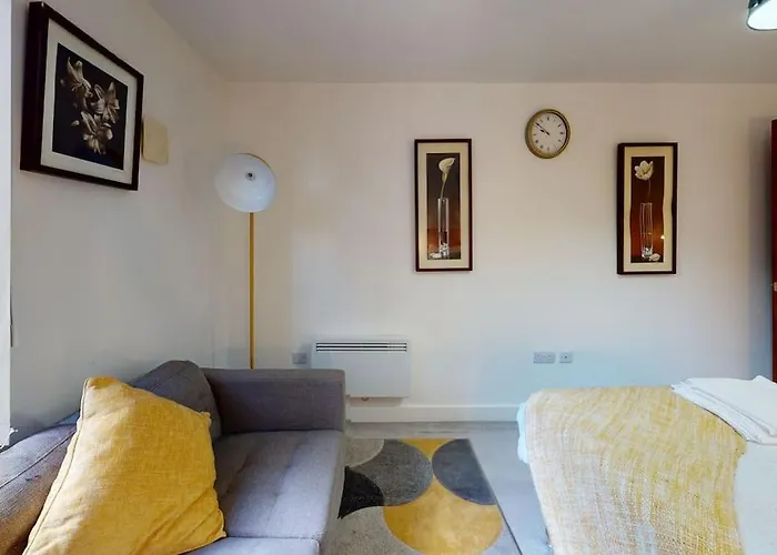 Central Balcony - 1 Bed Entire Apartment